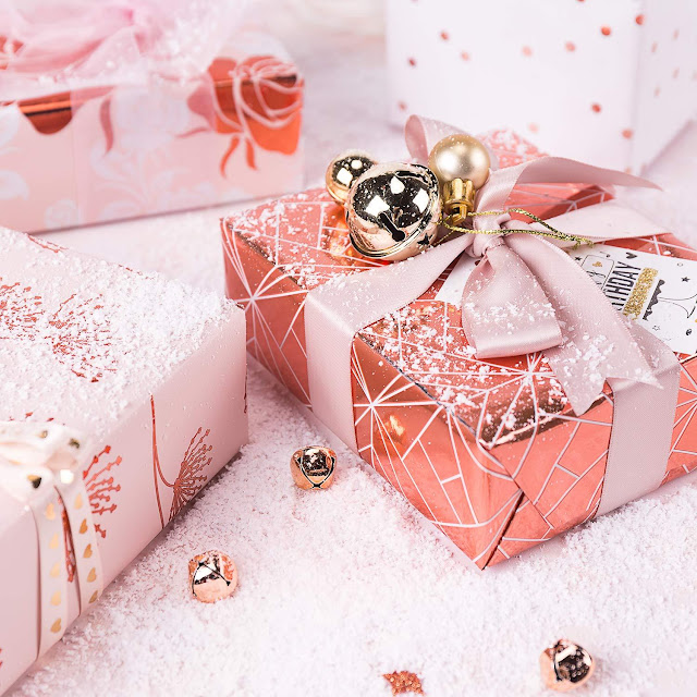 come impacchettare i regali di natale idee per fare pacchi di natale come impacchettare i regali di natale con carta riciclata epigne e rami di pino natale 2021 mariafelicia magno blogger colorblock byfelym