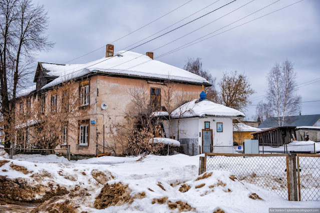 Часовня пристроена с торца жилого здания