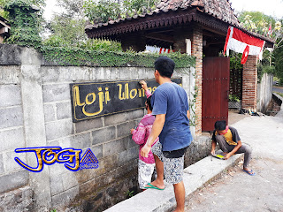 Papan nama untuk rumah di buat dari batu alam hitam / Batu Candi