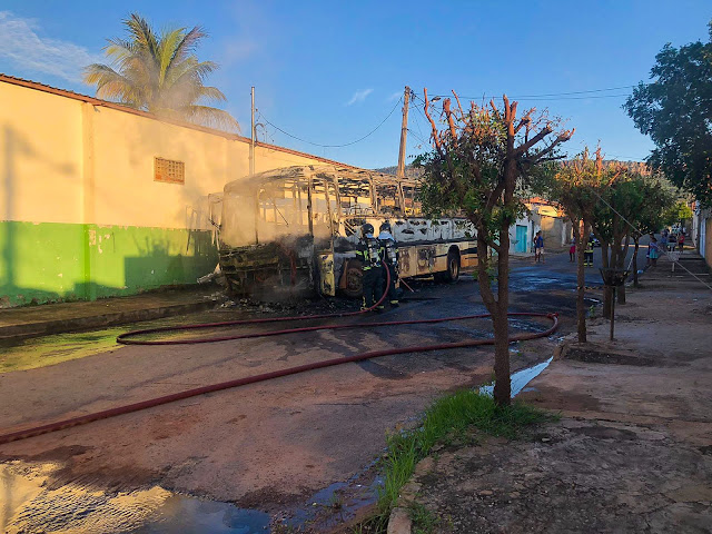 Bombeiros militares do 17º Grupamento debelaram um incêndio que atingiu um ônibus, no início da manhã desta quinta-feira (16), no bairro Vila Amorim, em Barreiras.