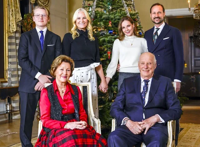 Crown Princess Mette-Marit wore an bow-detailed embroidered taffeta midi skirt by Ulla Johnson. Princess Ingrid Alexandra wore a sweater by Co