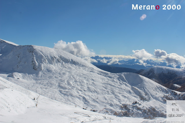 Un panorama simile anche a Merano 2000, neve fresca, cielo sereno e qualche nuvola.  (Foto: www.meran2000.com, 02.11.2021)