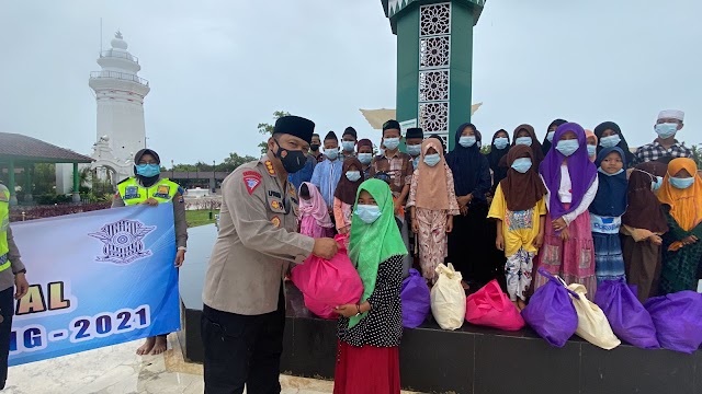 Jumat Berkah Operasi Zebra Maung 2021 Hari ke-Lima, Ditlantas Polda Banten Melaksanakan Kegiatan Baksos
