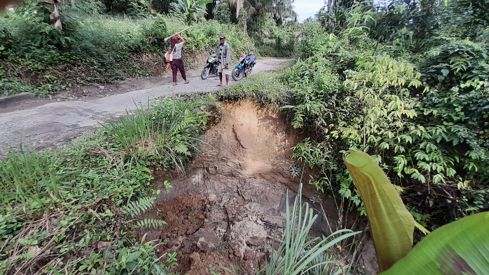 Longsor Ancam Akses Utama Dua Nagori di Dolok Panribuan