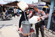 Hut Humas Polri Ke-72, Polres Agara Bagikan Air Bersih.Dalam rangka memperingati Hari Ulang Tahun (HUT) ke-72 Humas Polri Tahun 2023, Polres Aceh Tenggara melakukan kegiatan kemanusiaan dengan mendistribusikan air bersih kepada warga Desa Kuta Lang-lang, Desa Kute Seri dan Desa Biakmuli Sejahtera yang saat ini terdampak kekeringan. Kegiatan ini dilaksanakan pada hari Rabu, (4/10/23) Pukul 09.00 wib.Kondisi cuaca yang ekstrem dan kurangnya curah hujan telah meningkatkan kesulitan akses air bersih bagi penduduk Desa Kuta Lang-lang. Humas Polres Aceh Tenggara mengambil inisiatif untuk membantu masyarakat yang membutuhkan.Kasat Binmas di dampingi Kasi Humas Polres Aceh Tenggara bersama dengan anggota Polres Aceh Tenggara, turun langsung ke Desa Kuta Lang-lang untuk membantu mendistribusikan air bersih Kepada masyarakat.Kapolres Aceh Tenggara AKBP R. Doni Sumarsono. S.I.K, M.H, melalui Kasi Humas Polres Aceh Tenggara AKP Saniman menyampaikan, “Kegiatan ini adalah bentuk komitmen Polres Aceh Tenggara dalam melayani dan membantu masyarakat , terutama dalam situasi sulit seperti saat ini. Semoga bantuan ini dapat meringankan beban saudara-saudara kita di Desa Kuta Lang-lang.”Kegiatan pembagian air bersih ini mendapat apresiasi tinggi dari warga Desa Kuta Lang-lang. Mereka merasa terbantu dan bersyukur atas perhatian dari Polres Aceh Tenggara. Semoga kegiatan kemanusiaan ini dapat menjadi contoh bagi upaya solidaritas dalam masyarakat yang lebih luas.