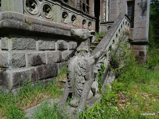 urbex-manoir-château-gargouilles-chien-jpg