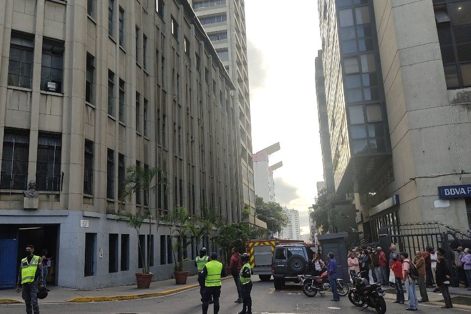 Bomberos apagan incendio registrado en edificio al lado del BCV