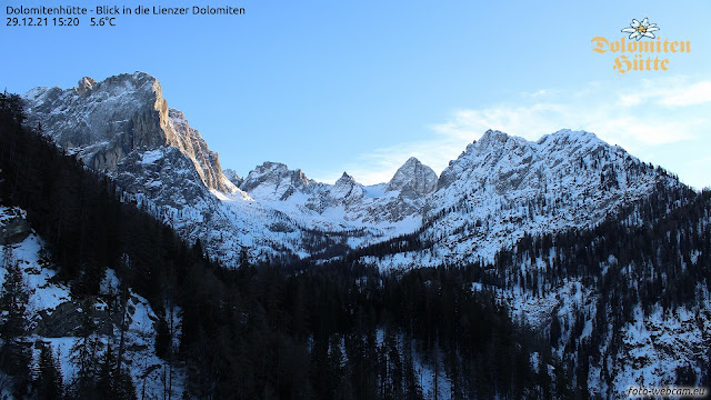 Der wetterbegünstigte Süden. Blick von der Dolomitenhütte in Richtung Lienzer Dolomiten (c) foto-webcam.eu