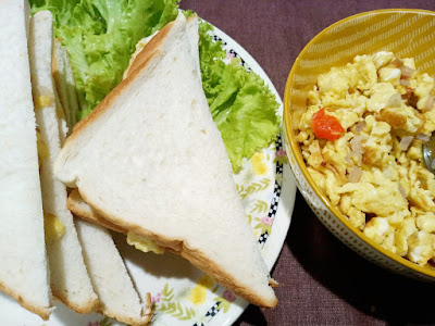 Roti Telur Hancur Dengan Salad