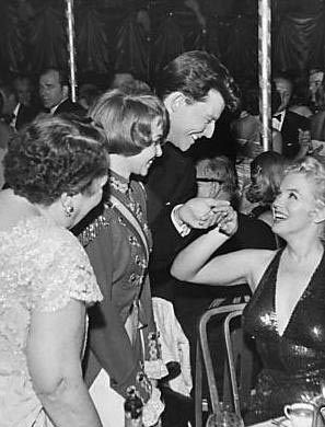 Gérard Philipe rencontre Marilyn Monroe lors du bal "April in Paris" le 11 avril 1957
