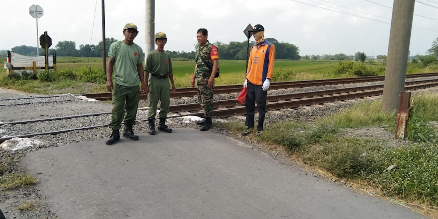 Amankan Pemudik Jalur Kereta, Babinsa Wonosari Cek Pengamanan Perlintasan Rel Kereta Api Tanpa Palang Pintu