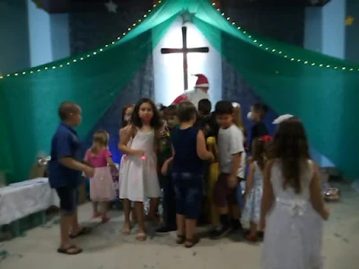 Crianças na apresentação de Natal