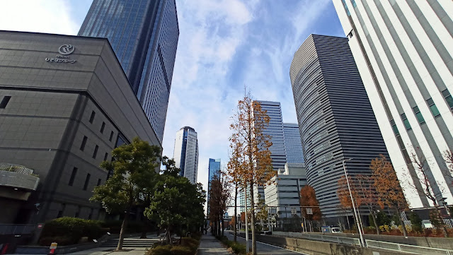 高層ビルの間