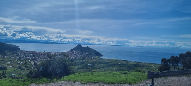 Blick auf Copacabana und den Titicacasee.