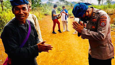 Eksplore Kampung Baduy di Cikeusik, Kabidhumas Polda Banten Memohon Doa Kepada Tetua Adat Baduy