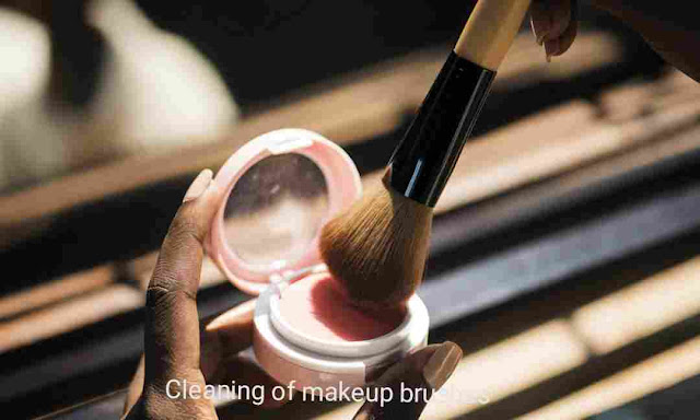 Different methods to clean makeup brushes