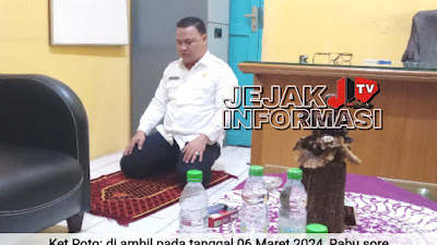 Masyaallah.! Meskipun Sibuk Beliau Tidak Lupa Untuk Sholat