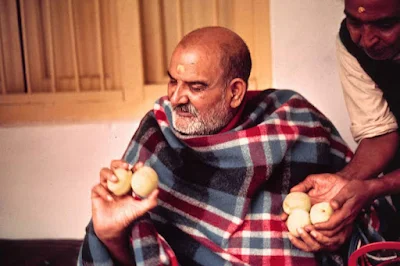 neem karoli baba distribute prasad- shri kainchi dham