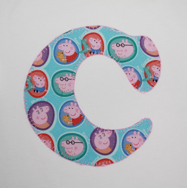 camiseta Peppa Pig con la inicial