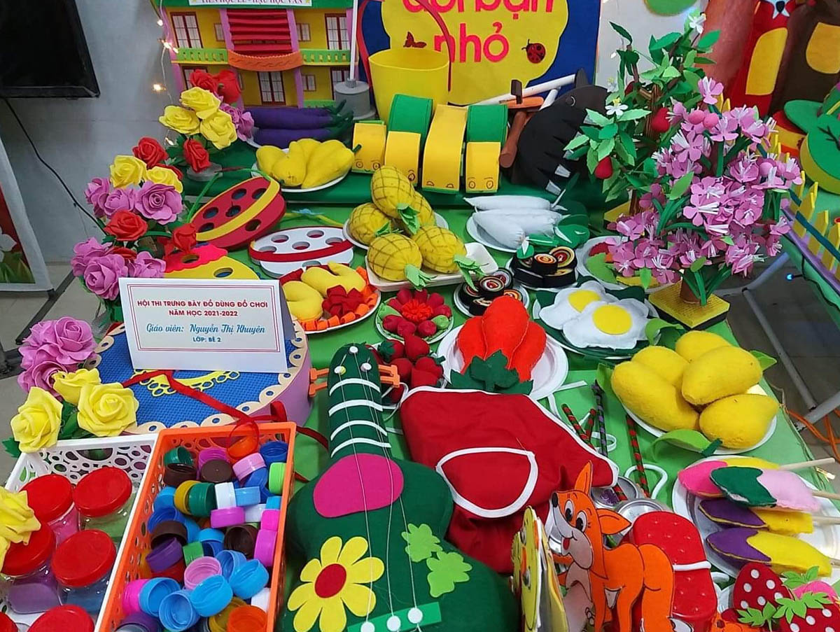 Nhiều sản phẩm sáng tạo từ Hội thi tự làm đồ chơi phát triển vận động cho trẻ mầm non
