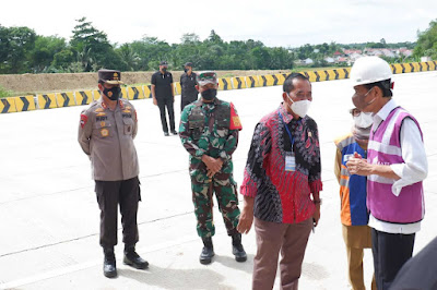 Presiden Joko Widodo ke Kabupaten Lebak dalam rangka peresmian jalan tol Serang - Panimbang Seksi 1 Ruas Serang - Rangkasbitung di Kecamatan Cibadak Kabupaten Lebak