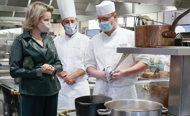 The Queen toured three kitchens of the EHPN, the hot kitchen, the cold kitchen and the pastry shop. Natan leather jacket