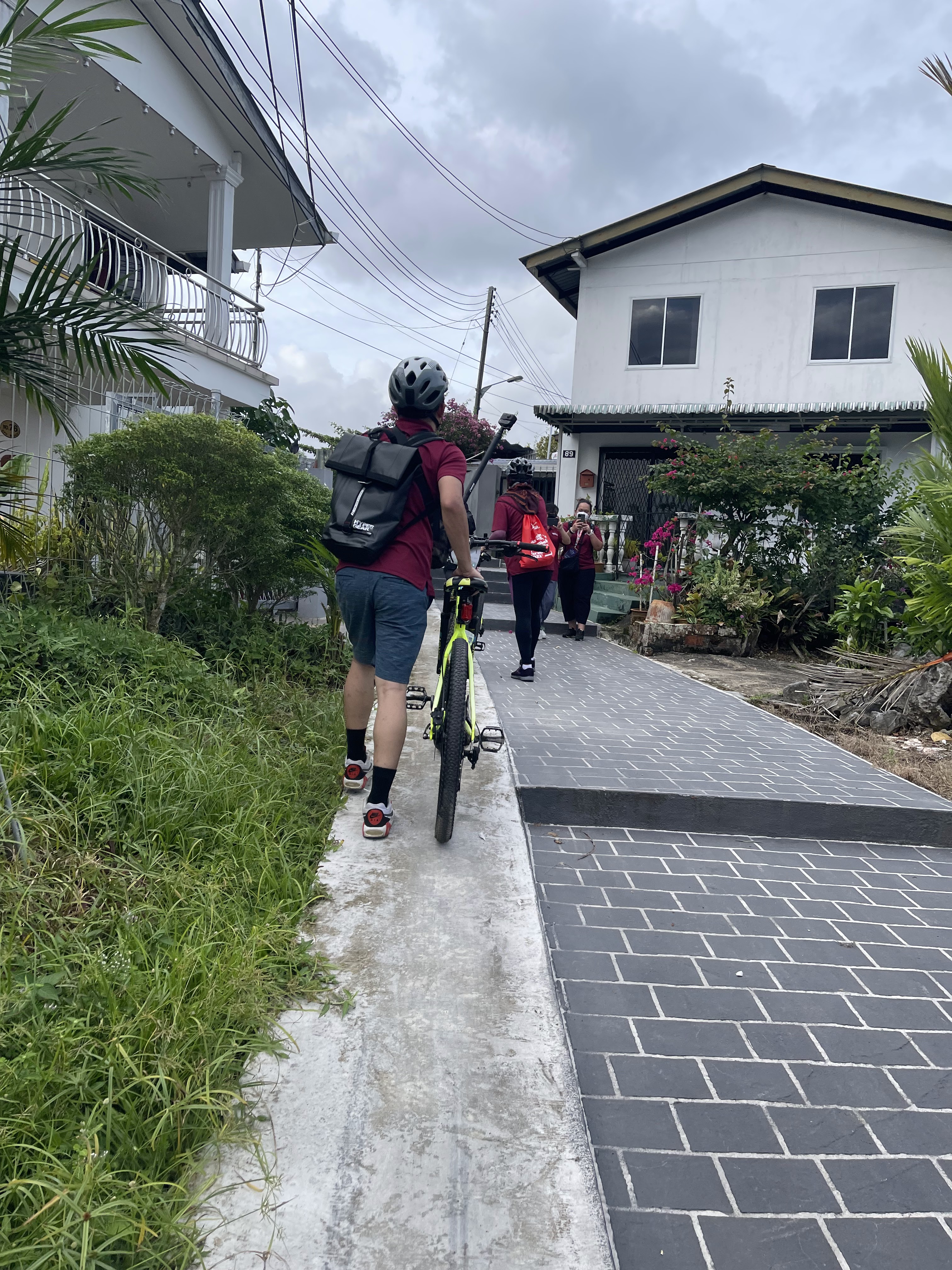 PARADESA BORNEO BAWA KELILING BANDAR KUCHING DENGAN BASIKAL