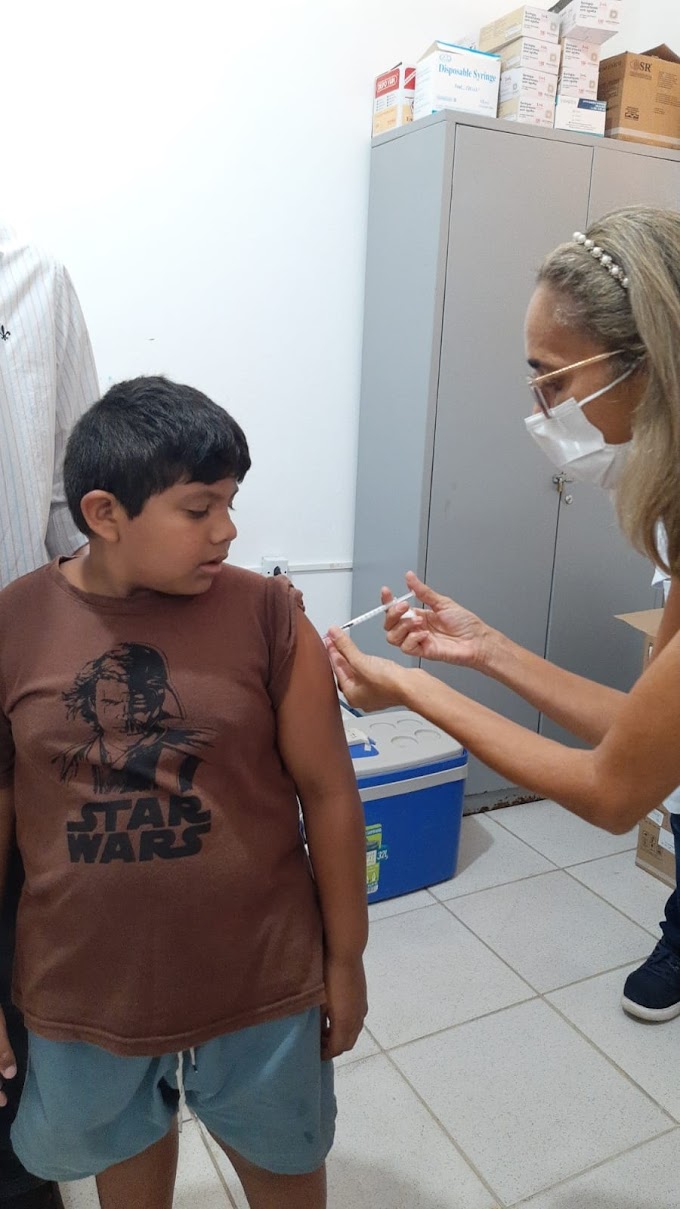 POÇO BRANCO: O menino Adrian de 8 anos, foi a primeira criança  a se vacinar contra a covid-19 no município
