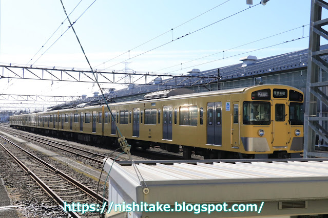 快速急行西武新宿を表示中の2401F+2519F。　南入曽車両基地の外から　2022.2.9
