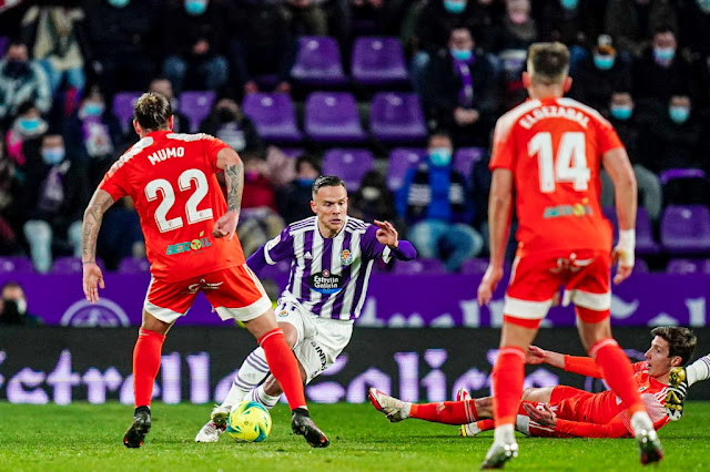 Roque Mesa deja por el suelo a Guillermo y encara a Miki MUñoz y Elgezabal. REAL VALLADOLID C. F. 1 BURGOS C. F. 0. Sábado 08/01/2022, 18:15 horas. Campeonato de Liga de 2ª División, jornada 23. Valladolid, estadio José Zorrilla