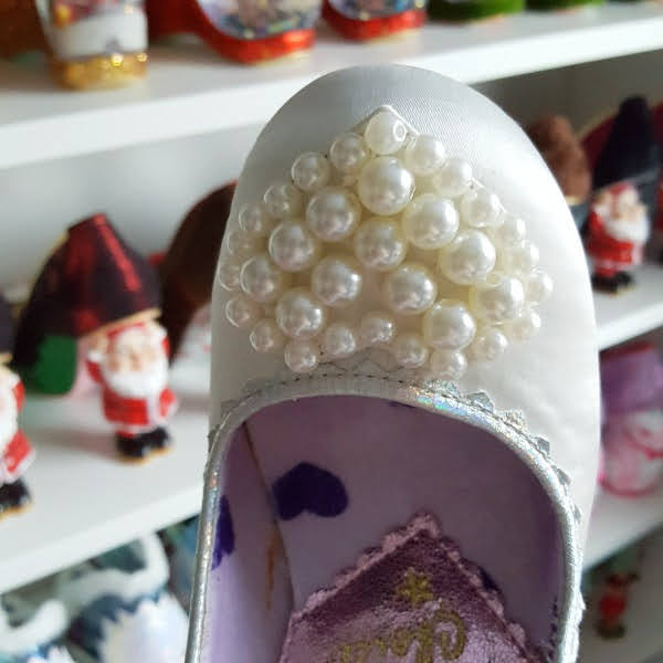 heart shape on front of shoe made from pearls