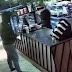 VIDEO Jaf armat la o cafenea din Iaslovăț! Vânzătoare amenințată cu pistolul de un tânăr care a golit de bani casa de marcat