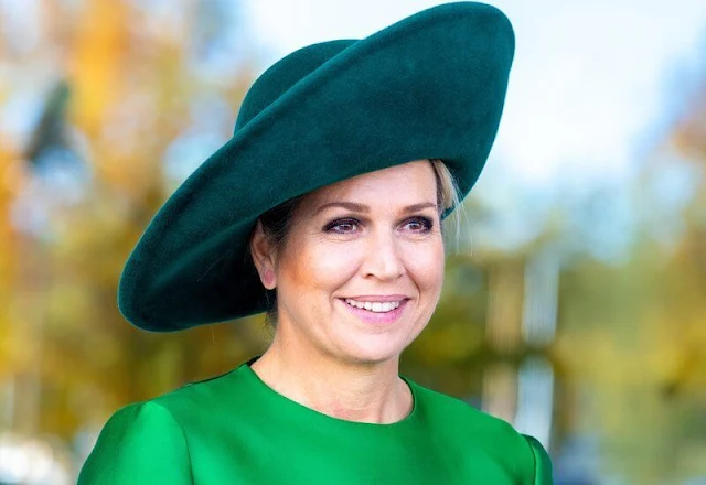 AFAS Software develops software products for businesses. Queen Maxima wore a green silk satin dress from Natan