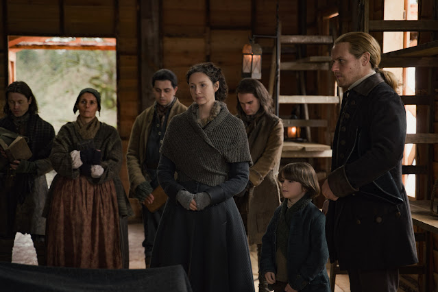 Outlander 6. évad 2. epizód Claire és a többiek a templomban szemlélik, hogy a felravatolozott anyós mégsem halt meg.