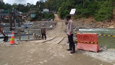 Bhabinkamtibmas Polsek Lebak Gedong Polres Lebak Cek Jembatan Darurat Muhara Lintas Provinsi