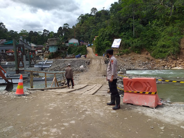Bhabinkamtibmas Polsek Lebak Gedong Polres Lebak Cek Jembatan Darurat Muhara Lintas Provinsi
