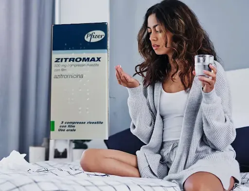 Una donna prende una compressa di Zitromax