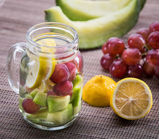 infused water Anggur, lemon, melon dan daun mint