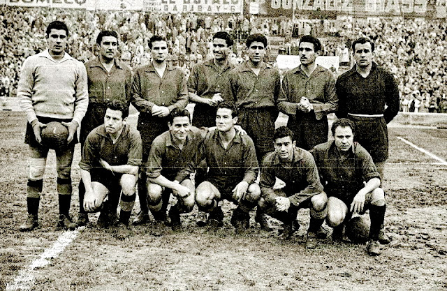 REAL VALLADOLID DEPORTIVO. Temporada 1951-52. Goicolea (portero suplente), Lolo, Ricardito, Lesmes I, Matito, Lesmes II y Saso. Ortega, Lasala, Coque, Pepín y Alfonso Navarro II. REAL SOCIEDAD DE FÚTBOL DE SAN SEBASTIÁN 3 REAL VALLADOLID DEPORTIVO 1 Domingo 13/01/1952. Campeonato de Liga de 1ª División, jornada 18. San Sebastián, Guipúzcoa, estadio de Atocha.