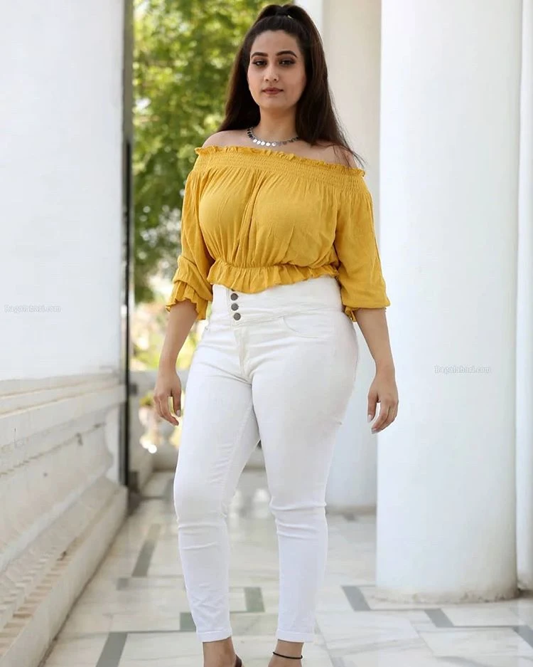 Most Beautiful Telugu Anchor Manjusha hot in yellow open neck T-shirt and white tight jeans