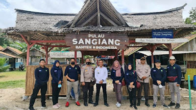 Sebrangi Lautan, Tim Polres Cilegon Vaksinasi Puluhan Warga Pulau Sangiang