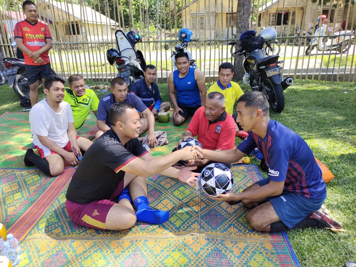 Kapolres Simeulue Serahkan Bantuan Bola Kaki Kepada Pemuda Desa Inor-Teupah Barat