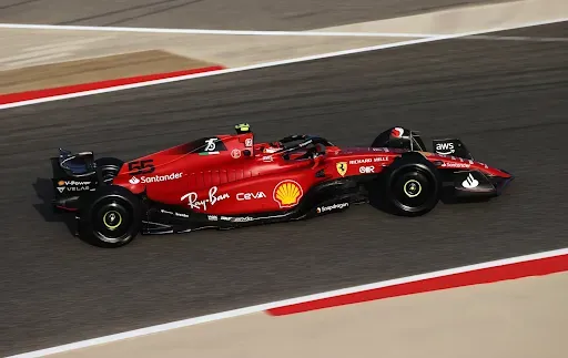 Carlos Sainz con la Ferrari nei test in Bahrain 2022