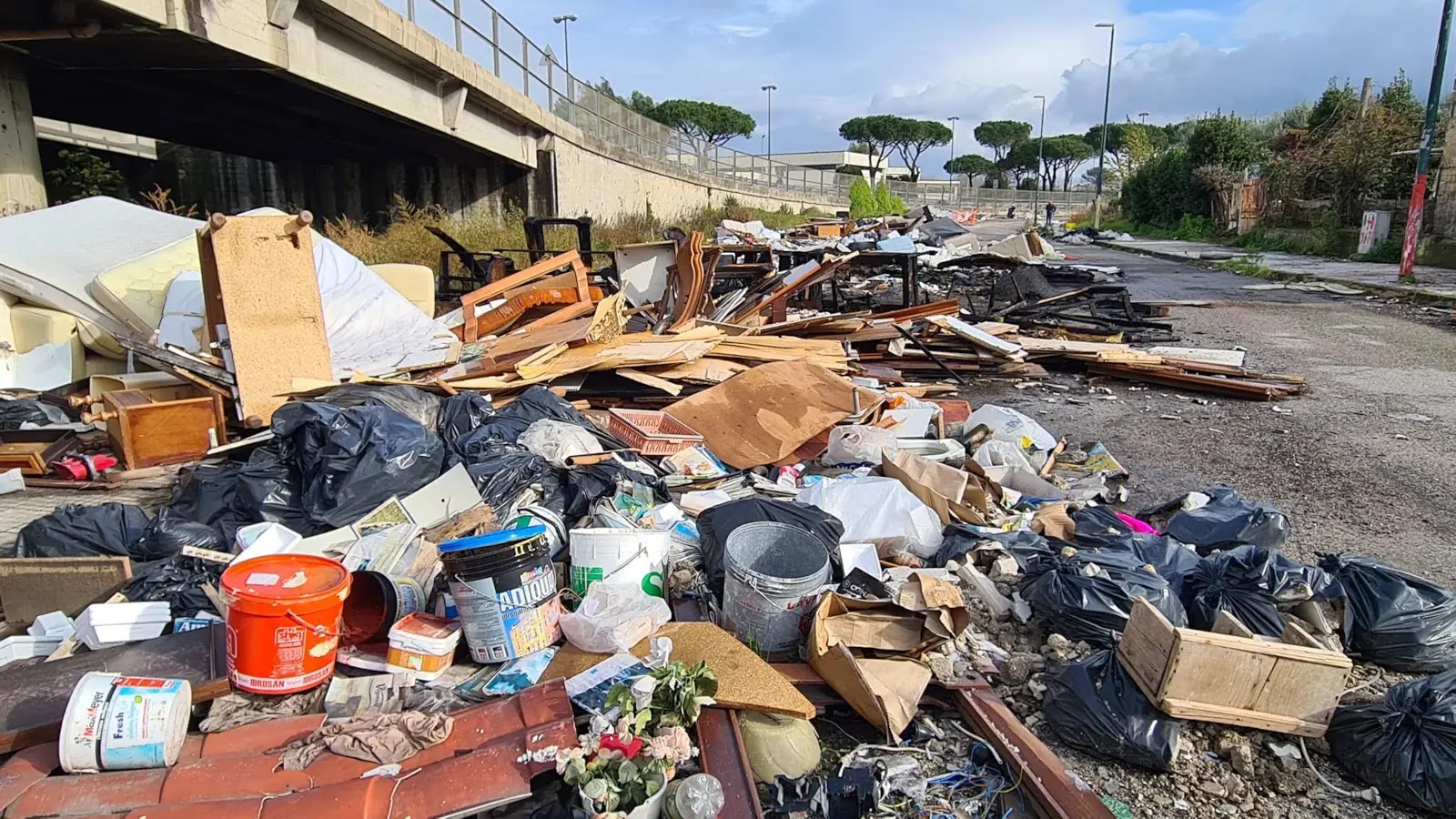 La strada discarica a Napoli