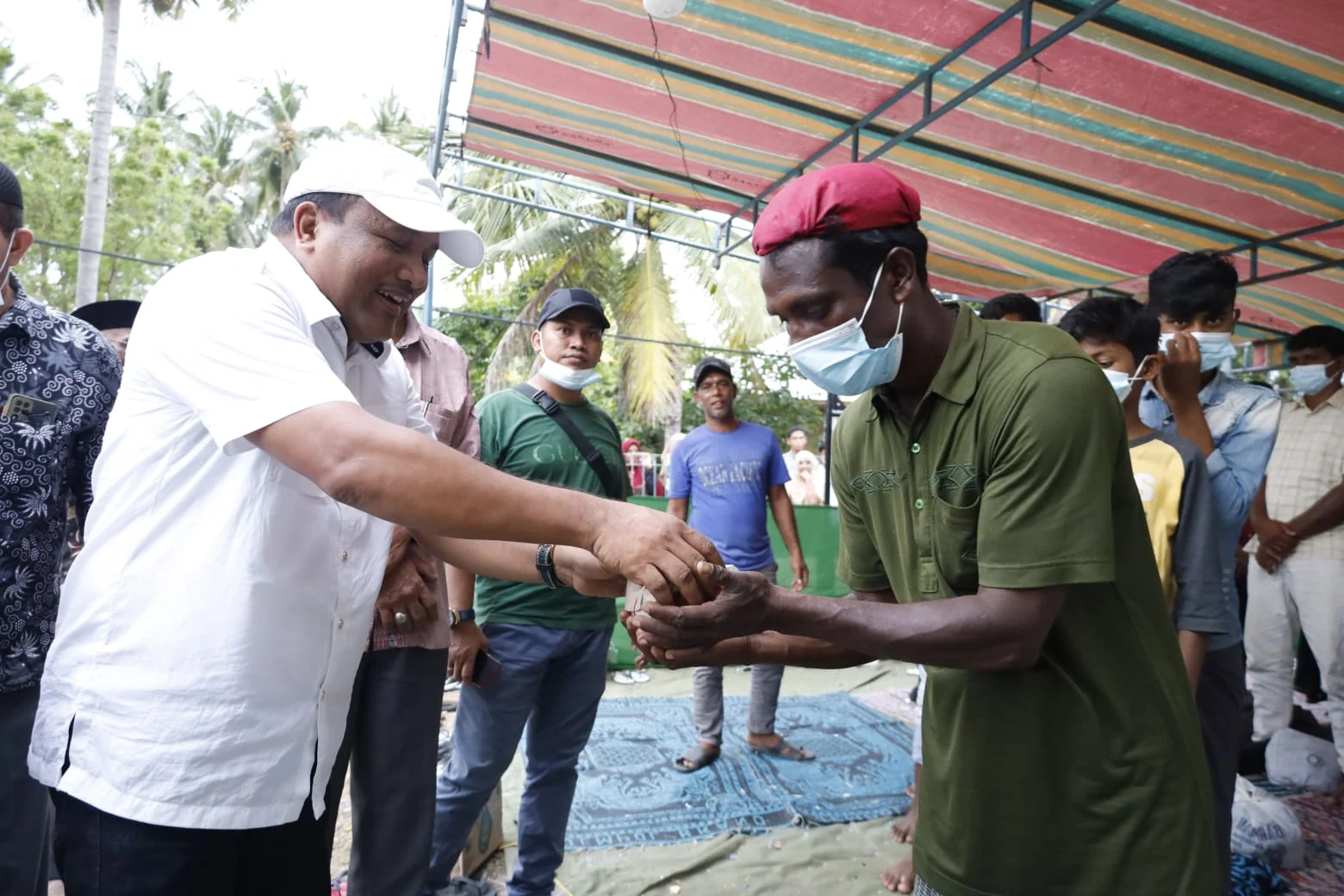 Dirut PT Takabeya, H. Mukhlis Berikan Ratusan Nasi Bungkus untuk Imigran Rohingya di Bireuen