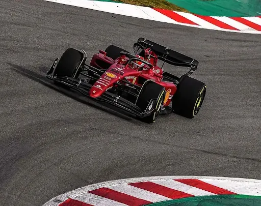 Charles Leclerc con la Ferrari nei test di Barcellona 2022