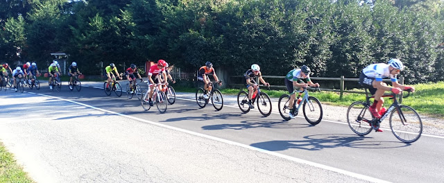 Pelotón en uno de los pasos por meta en la carrera de Madone (BG)