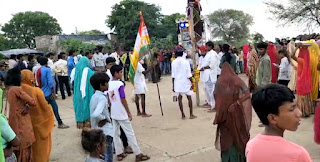 तेजाजी महाराज को चढ़ाई ध्वजा,की पूजा-अर्चना
