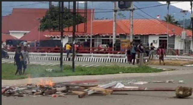 Protes Kematian Kepala Kampung, Warga Blokade Jalur Trans Papua Barat- MFT