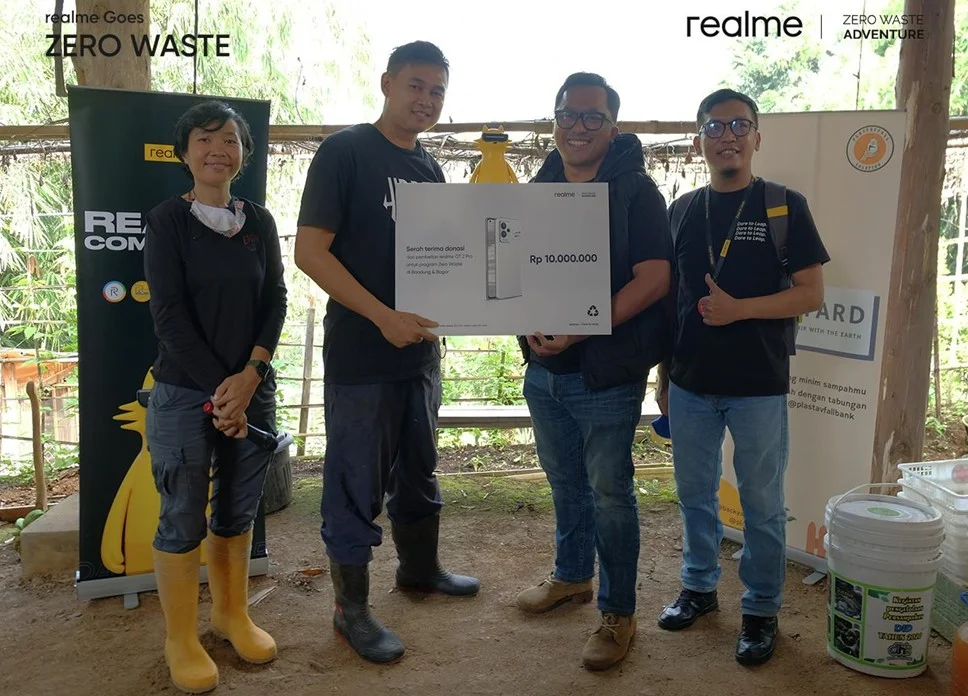 Realme Serahkan Donasi realme Goes Zero Waste dari Hasil Pre-order Realme GT 2 Pro